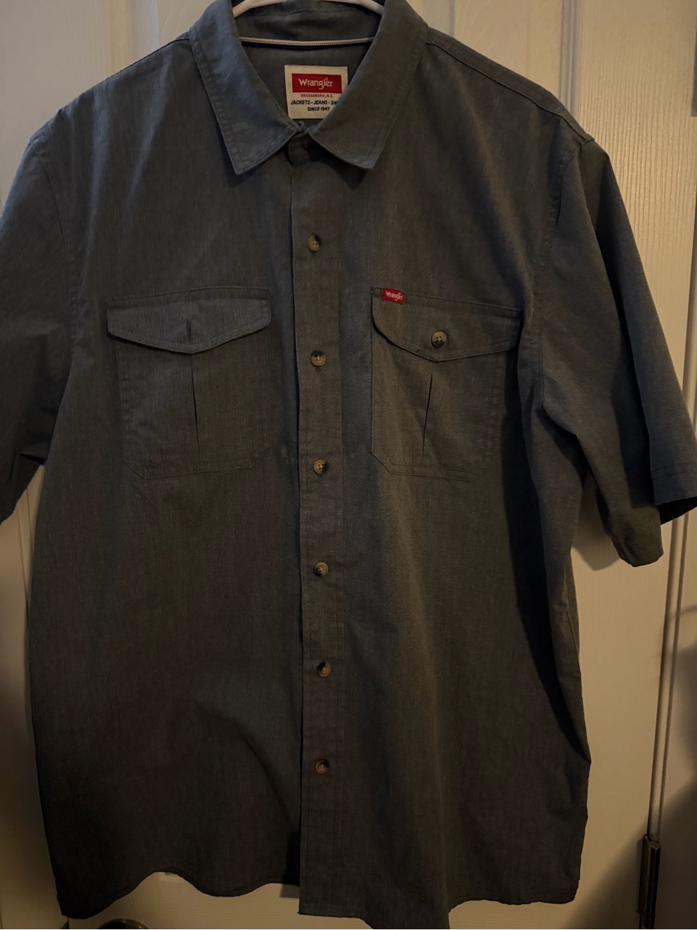 Wrangler Men's Short Sleeve Button-Down Shirt in Charcoal